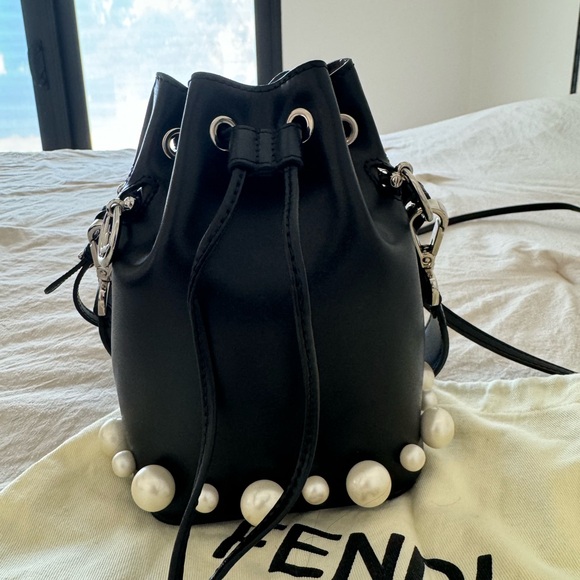 Fendi Mini Mon Tresor Pearl black bucket bag - Picture 10 of 15